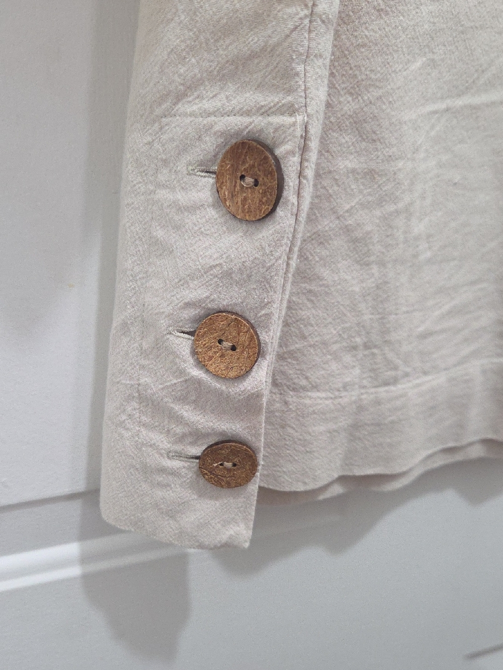 Appleseed's Short Sleeve Crewneck Top in Light Beige with Side Button Vents LP - Picture 3 of 6